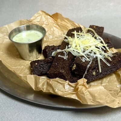 Чесночные гренки из багета с соусом блю чиз в Оазис кафе по цене 300 ₽