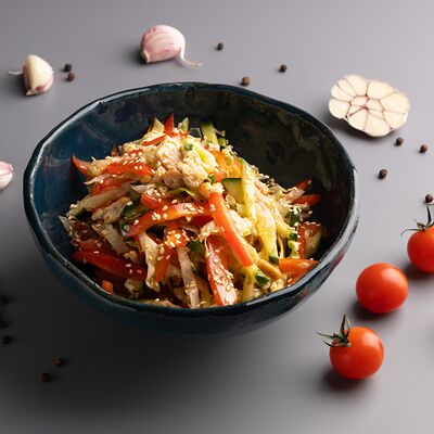 Салат с курицей в соусе удон в Активити парк по цене 420 ₽