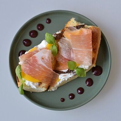 Брускетта с прошутто, страчателлой и персиком в Bucho по цене 450 ₽