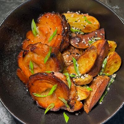 Свинина часю с печеным картофелем в Voodoo bar по цене 1020 ₽