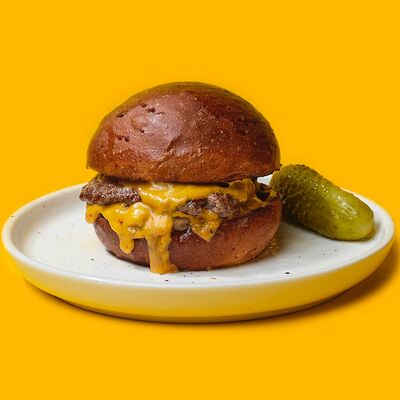 Смэш-бургер на картофельной булочке в Крутые желтки по цене 620 ₽