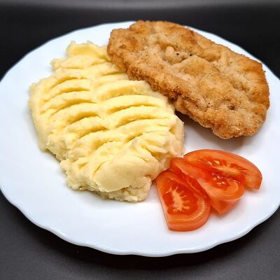 Куриный шницель с картофельным пюре в Чешский Дворик по цене 349 ₽