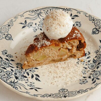 Яблочная шарлотка в L Atelier Petrovka по цене 940 ₽