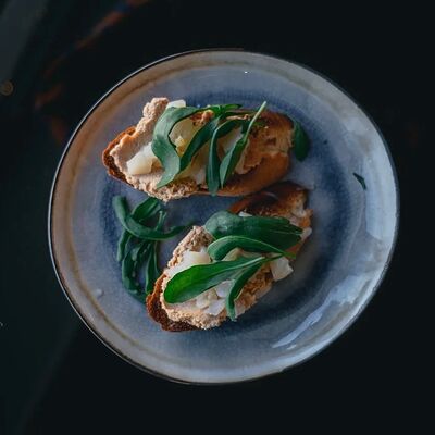 Брускетты с куриным паштетом и грушей в Semplice Secondfloor по цене 310 ₽