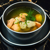 Уха из лосося и судака в Level kitchenbar