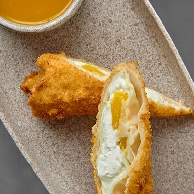 Сладкий спринг-ролл с крем-чизом и манго в 96 азиаток по цене 505 ₽