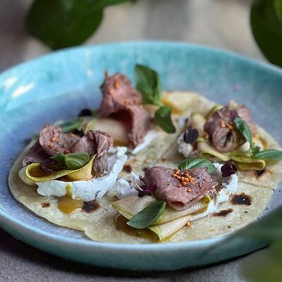 Лепешка с ростбифом, цукини кимчи и крем из брынзы в Offshore по цене 420 ₽