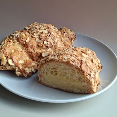 Круассан королевский с миндальным кремом в Круассан Дорэ по цене 300 ₽