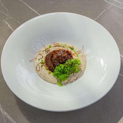 Томленые говяжьи щечки с трюфельным кремом и соусом демиглас в Байкал по цене 1450 ₽