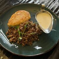 Котлета куриная, греча, сливочно-чесночный соус в Длинный нос