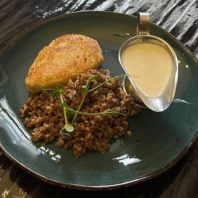 Котлета куриная, греча, сливочно-чесночный соус в Длинный нос по цене 350 ₽