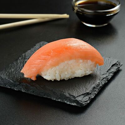 Нигири с копченым лососем в Пицца & Суши Гурмэ по цене 170 ₽