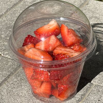 Стакан со свежей клубникойв SOK - клубника в шоколаде по цене 690 ₽