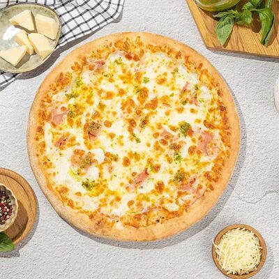 Пицца Ветчина и песто в Vivat Pizza по цене 325 ₽