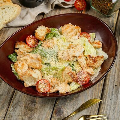 Салат цезарь с курицей в Море лосося по цене 750 ₽