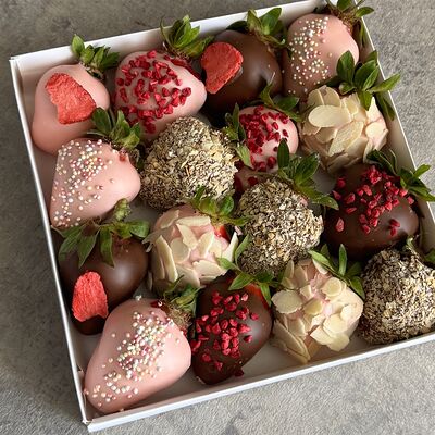 Клубника в молочном и розовом шоколаде с сублимированными ягодами, миндалем и вафлей в Lipatik sweets по цене 2750 ₽