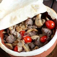 Тажин с говядиной и шампиньонами в Арабская кухня
