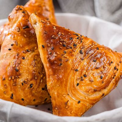 Самса с индейкой и с сыром в Сахара по цене 195 ₽