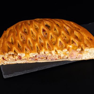 Половинка пирога с ветчиной и сыром в Пекарня Буханка по цене 584 ₽