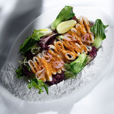 Салат с кальмаром BBQ под соусом тикка массала в МОМО по цене 2200 ₽