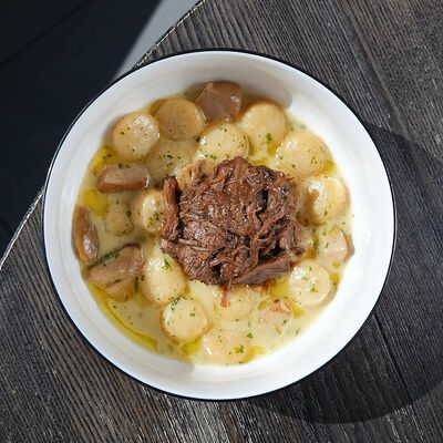 Ньокки с томленой говядиной и белыми грибами в Гости, бистро по цене 780 ₽