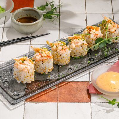 Ролл с креветкой и кремом из авокадо в ЛарисуВаннуХочу по цене 750