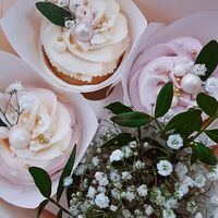 3 кекса и композиция цветов в Джем