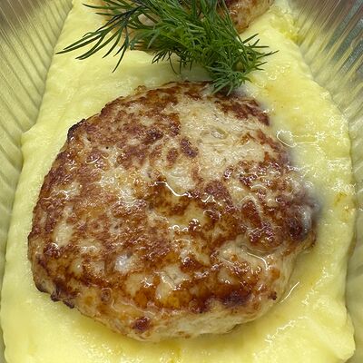 Куриные котлеты с картофельным пюре в Леопольд по цене 680 ₽