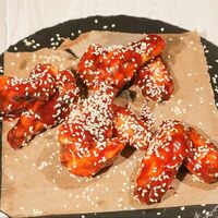 Острые куриные крылышки в соусе BBQ в Троя