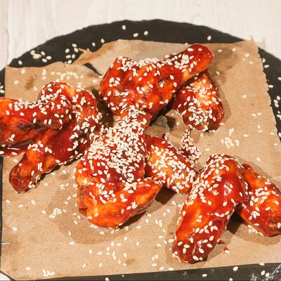 Острые куриные крылышки в соусе BBQ в Троя по цене 660 ₽