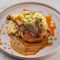 Утиная ножка конфи с толченой картошкой в Сандал Lounge