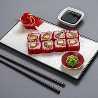 Калифорния Plus с лососем и авокадо в ROLLS KING SUSHI KINGDOM