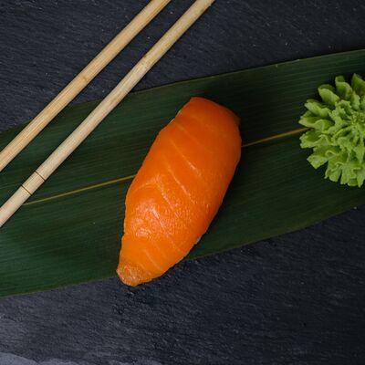 Суши с лососем в Caviar Rolls по цене 221 ₽