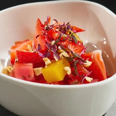 Севиче из тунца с клубникой и манго в Гастробар DOM по цене 590