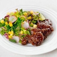 Пряный салат с говядиной и манго в Gallery to go