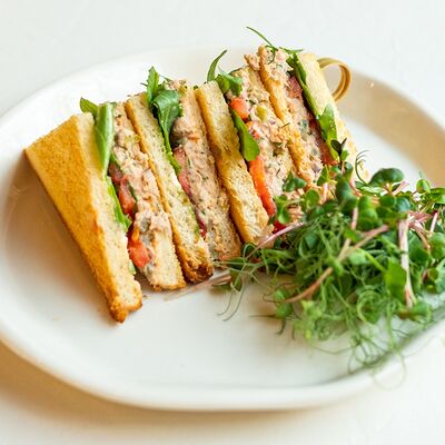 Бутерброд с тунцом в Мыскофе по цене 350 ₽