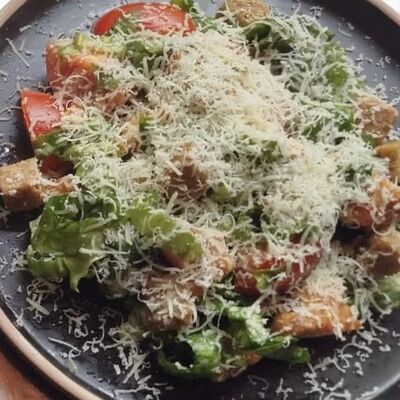 Цезарь с курицейв ШашлычОк по цене 320 ₽