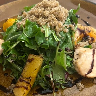 Салат с тыквой, киноа и куриным филев Гриль бар Онар по цене 470 ₽