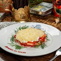 Салат с копченым мясом, помидором и сыром в Вобла