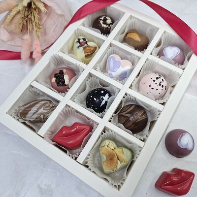 Подарочный набор 12 шоколадных конфет ассорти, ручной работы в Choco.cake.hand по цене 1350 ₽