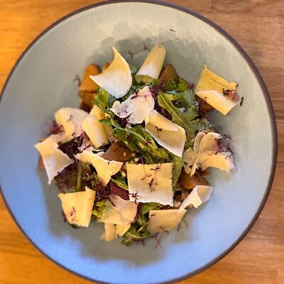Салат с запеченной айвой, козьим сыром и орехами в Семейное кафе Дача по цене 715 ₽
