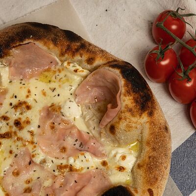 Неаполитанская пицца Панна э прошутто в Пицца и Паста по цене 790 ₽