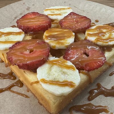 Бельгийская вафля с бананом и клубникой в Squad Full по цене 249 ₽