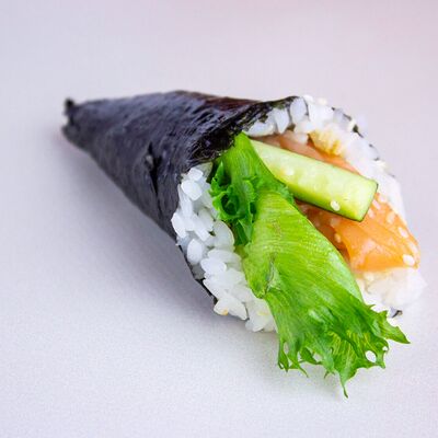 Темаки Лосось в SushiShark по цене 220 ₽