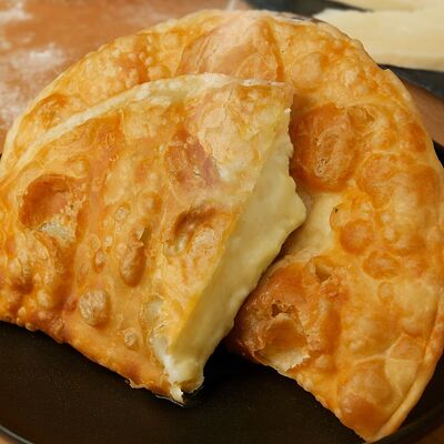 Чебурек Картошка-Сыр в Чебуречная Дайте два, пожалуйста по цене 245 ₽