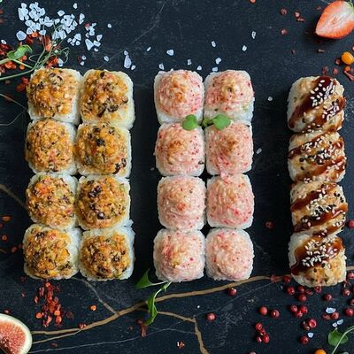Полкило Гурман запеченный в Panda Sushi по цене 949 ₽