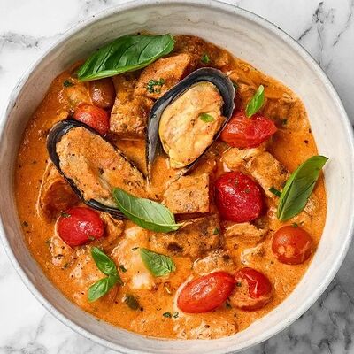 Рагу из морепродуктов в томатном соусе в Mikemolly по цене 900 ₽