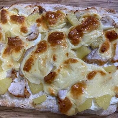 Пицца Гавайская с курочкой и ананасом 20*30 см в Генрих и Генриетта по цене 600 ₽