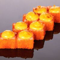 Запеченный ролл с гребешком и лососем в Roll & Wok