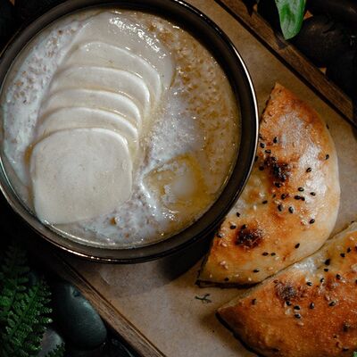 Овсяная каша с сыром сулугуни и лепешкойв Край древних гор по цене 460 ₽